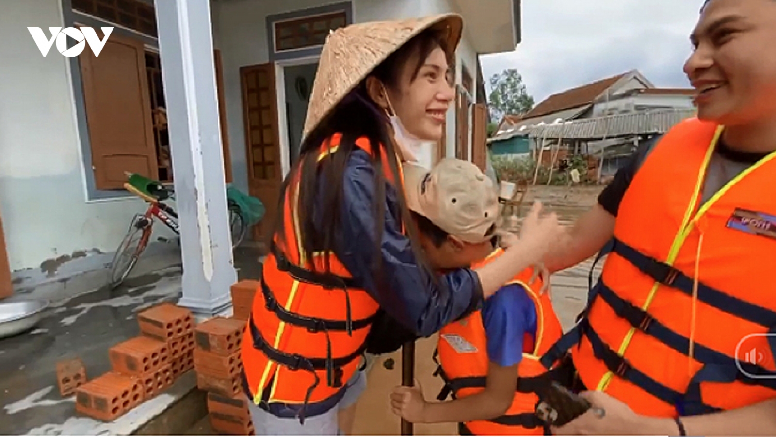 Vì sao hoạt động từ thiện của Thủy Tiên lại thành công?
