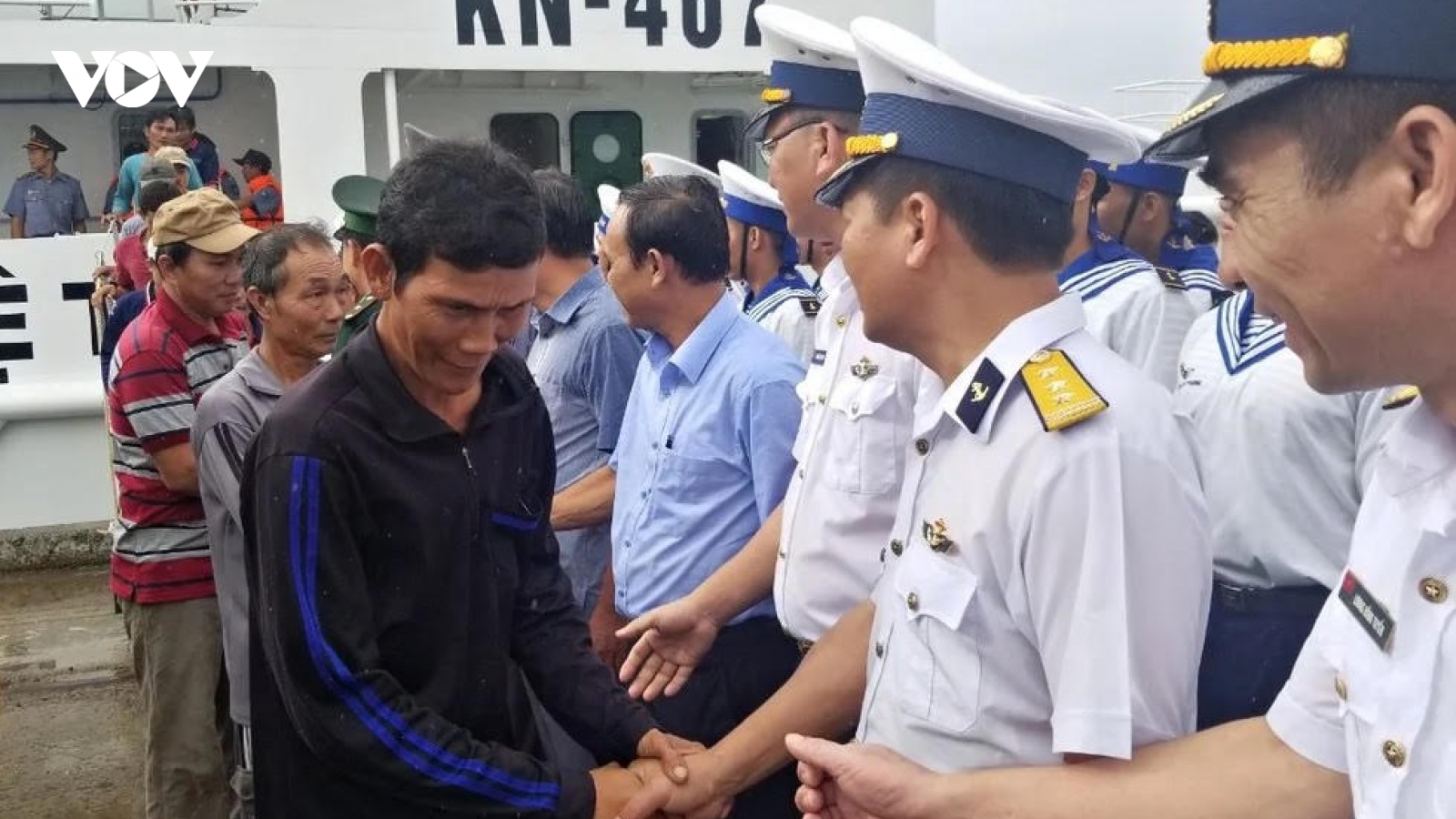 11 ngư dân gặp nạn trên biển về bờ an toàn