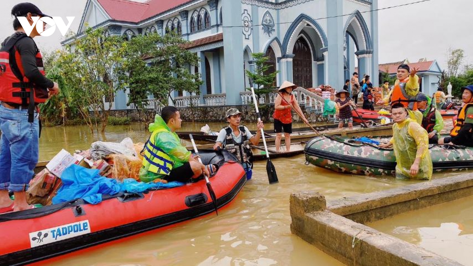 Hội chơi thuyền hơi cả nước đồng loạt tiến vào vùng lũ hỗ trợ người dân