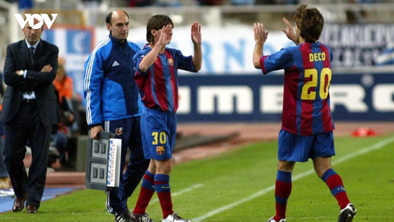 Ngày này năm xưa: Messi chính thức ra mắt Barca