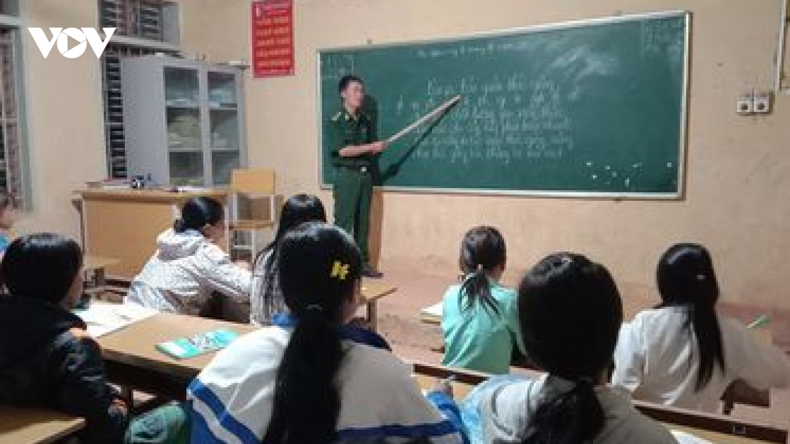 Lính biên phòng vượt núi mang con chữ lên bản vùng cao