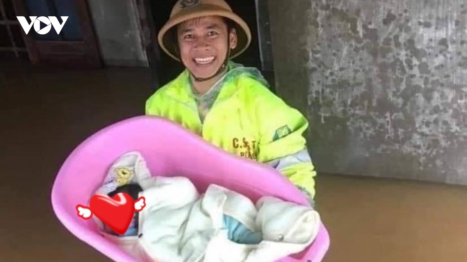 Nụ cười của chiến sĩ trẻ giải cứu em bé khỏi nhà ngập lụt: Tình quân dân thật ấm áp