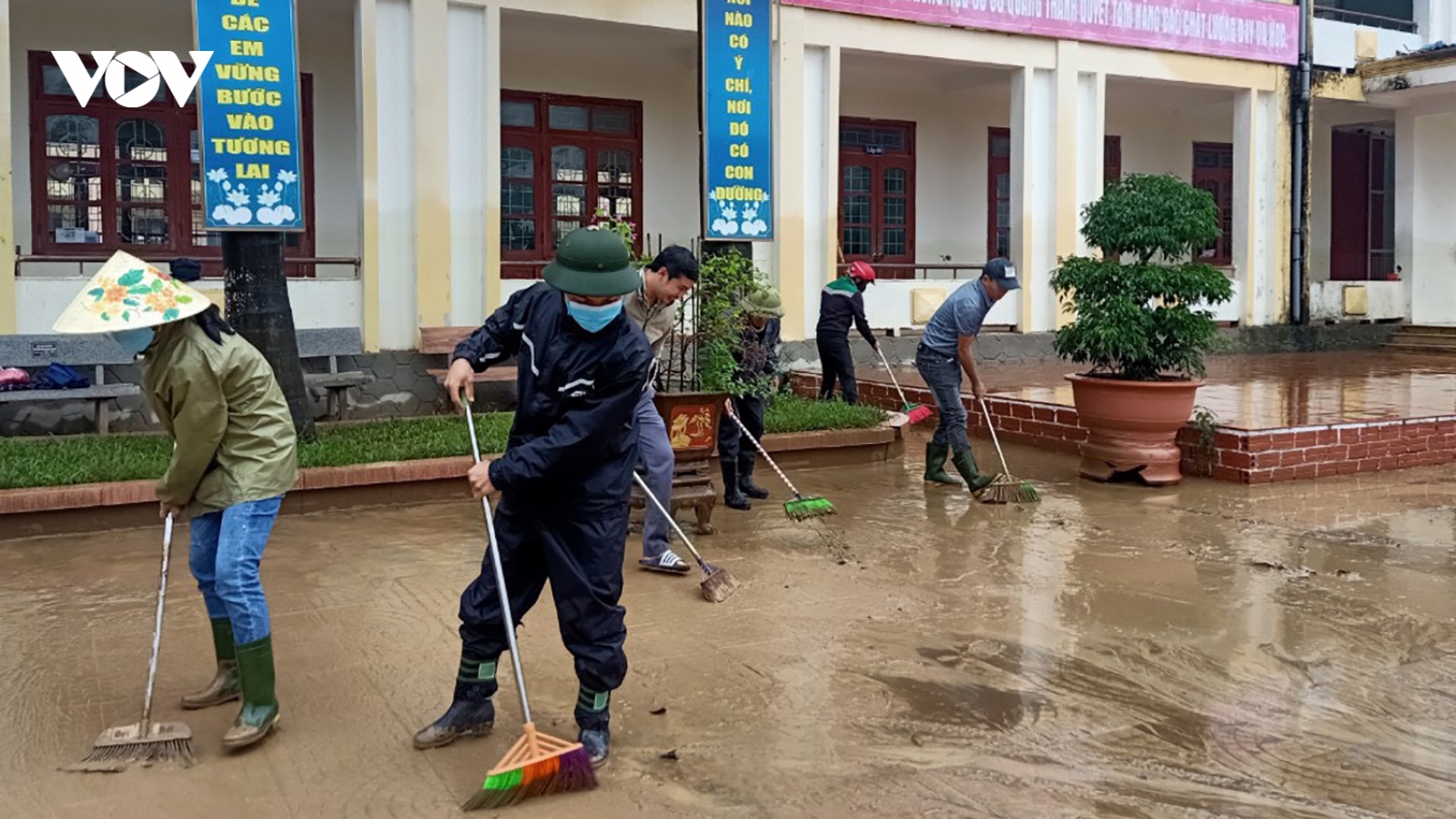 Sư đoàn 324 đưa quân vào Quảng Bình giúp dân khắc phục hậu quả mưa lũ