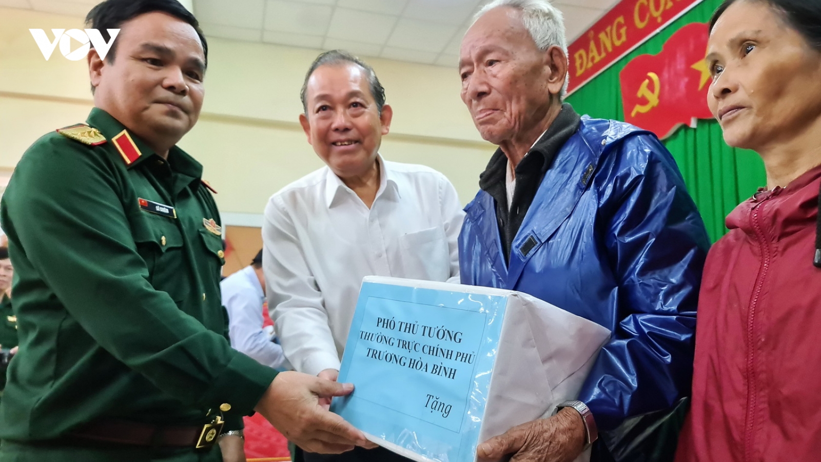 Bộ Quốc phòng đưa lương khô vào vùng lũ cứu dân