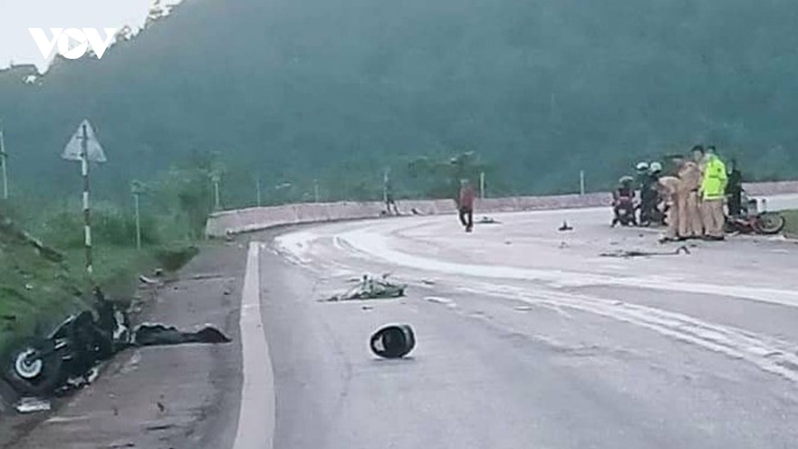 Tai nạn nghiêm trọng trên Quốc lộ 6 làm 2 người tử vong, 1 người bị thương