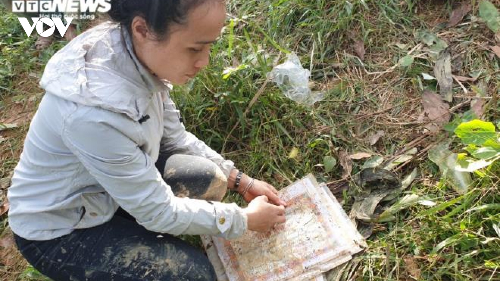 Lở núi ở Trà Leng: Nghẹn ngào cảnh cô giáo nhòe lệ trên giấy khen học trò