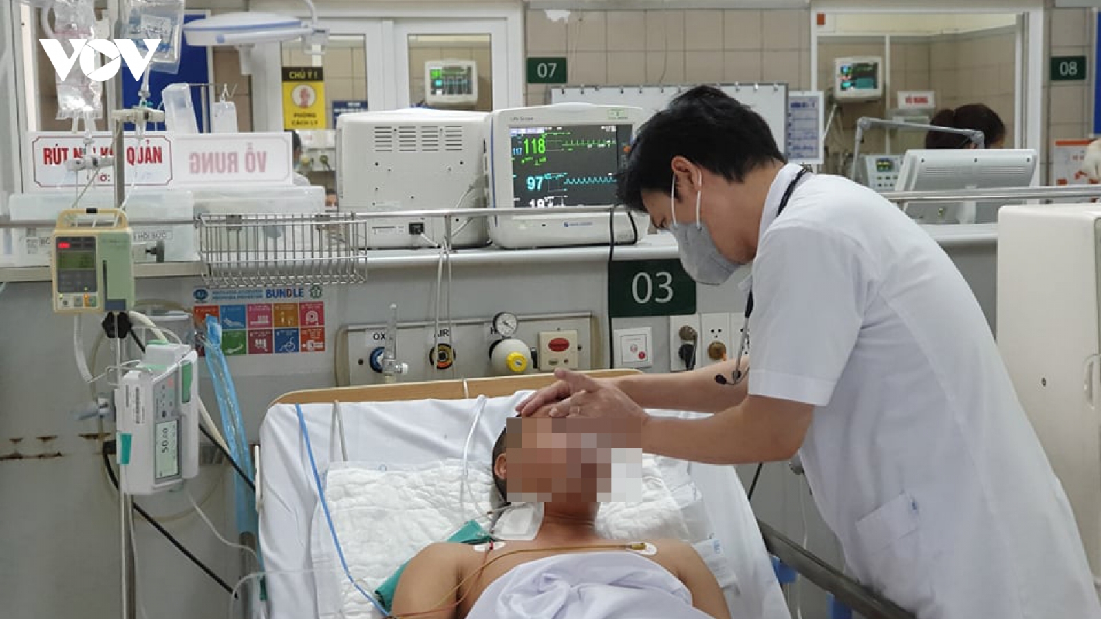 Ba thanh niên ngộ độc rượu sau khi đi ăn đám giỗ