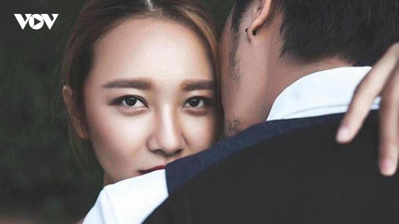 Chán chồng ngoại tình với sếp, ai ngờ nhận được lời đề nghị hấp dẫn từ người tình