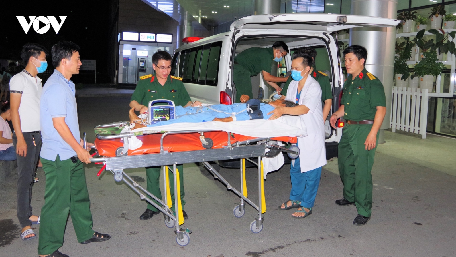 Ngư dân bị đột quỵ trên biển được trực thăng đưa về đất liền điều trị