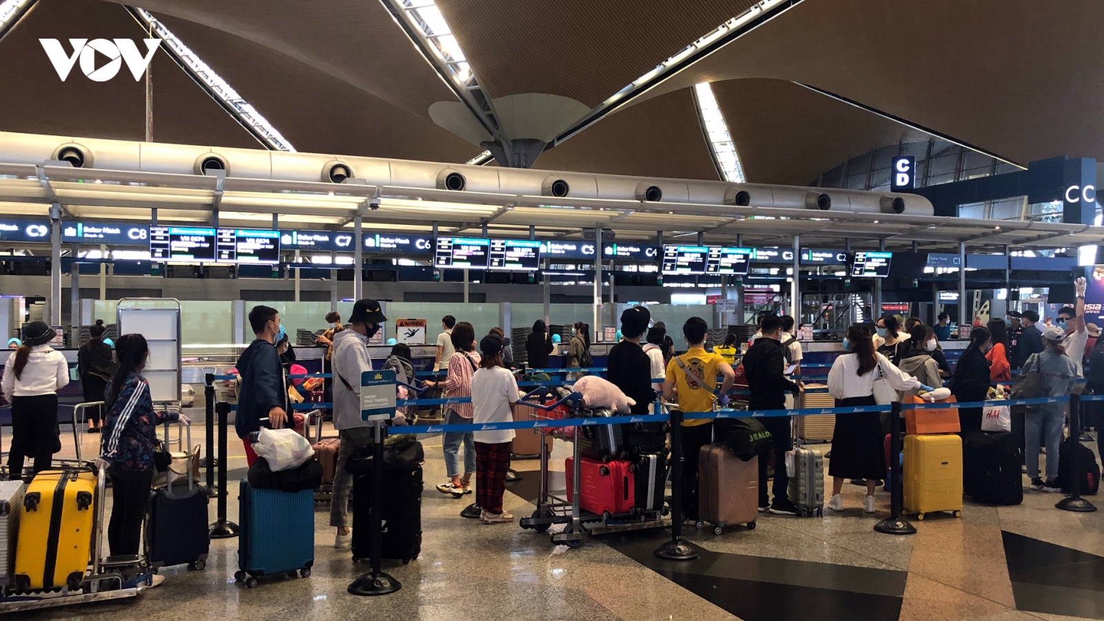 Chuyến bay đưa gần 250 người Việt từ Malaysia về nước hạ cánh ở Cần Thơ