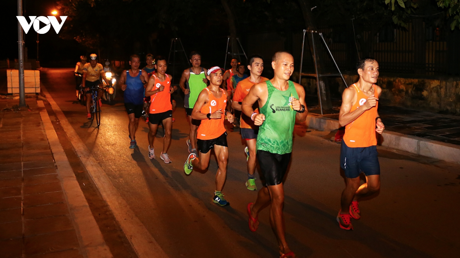 Chạy theo cung đường VPBank Hanoi Marathon ASEAN, thấy một Hà Nội lãng mạn đêm Thu