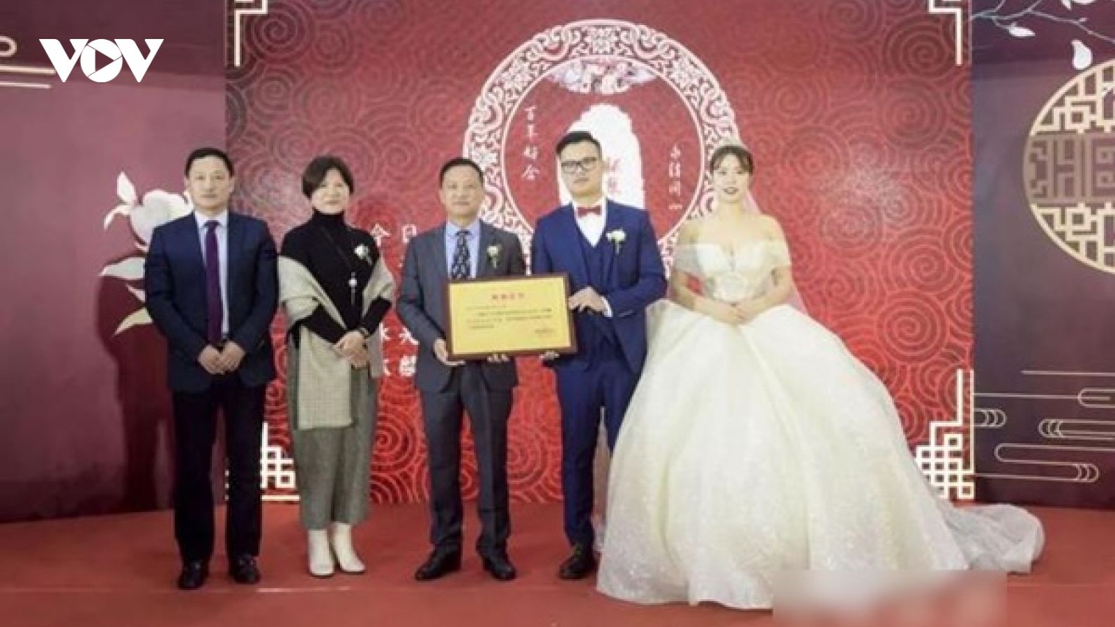 Đại gia sở hữu công ty nghìn tỷ nhưng lấy vợ chỉ có 4 mâm cỗ, váy cưới 3 triệu đồng
