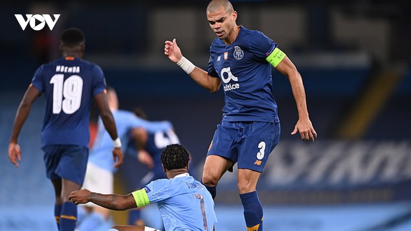 CĐV Man City bức xúc khi Sterling bị Pepe "lên gối" ở Champions League