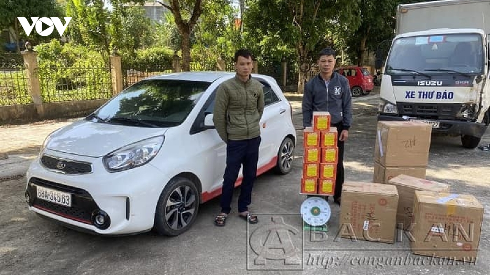 Bắt quả tang 2 đối tượng vận chuyển pháo trái phép