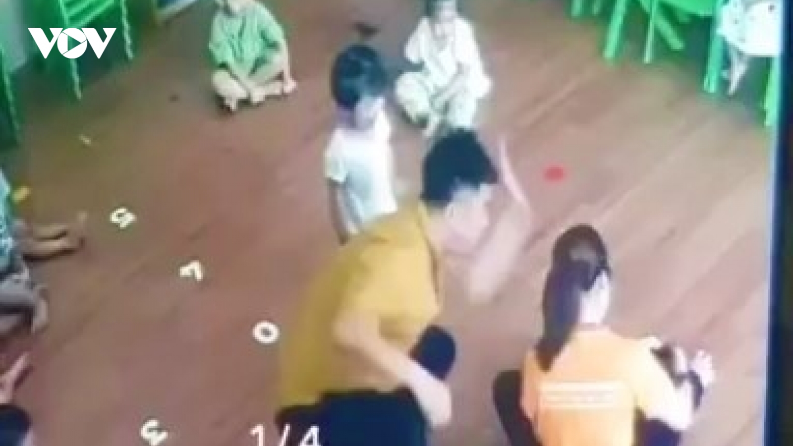 Vụ bé gái 2 tuổi bị hành hung ở Lào Cai: Không cho đứng lớp 3 cô giáo