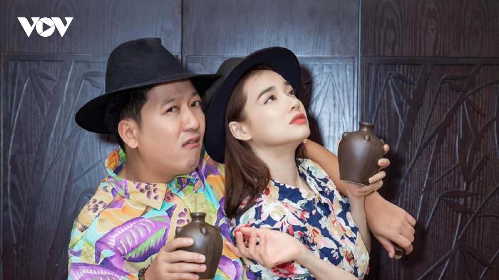 Trường Giang, Nhã Phương diện đồ đôi, đi dép tổ ong tạo dáng hài hước