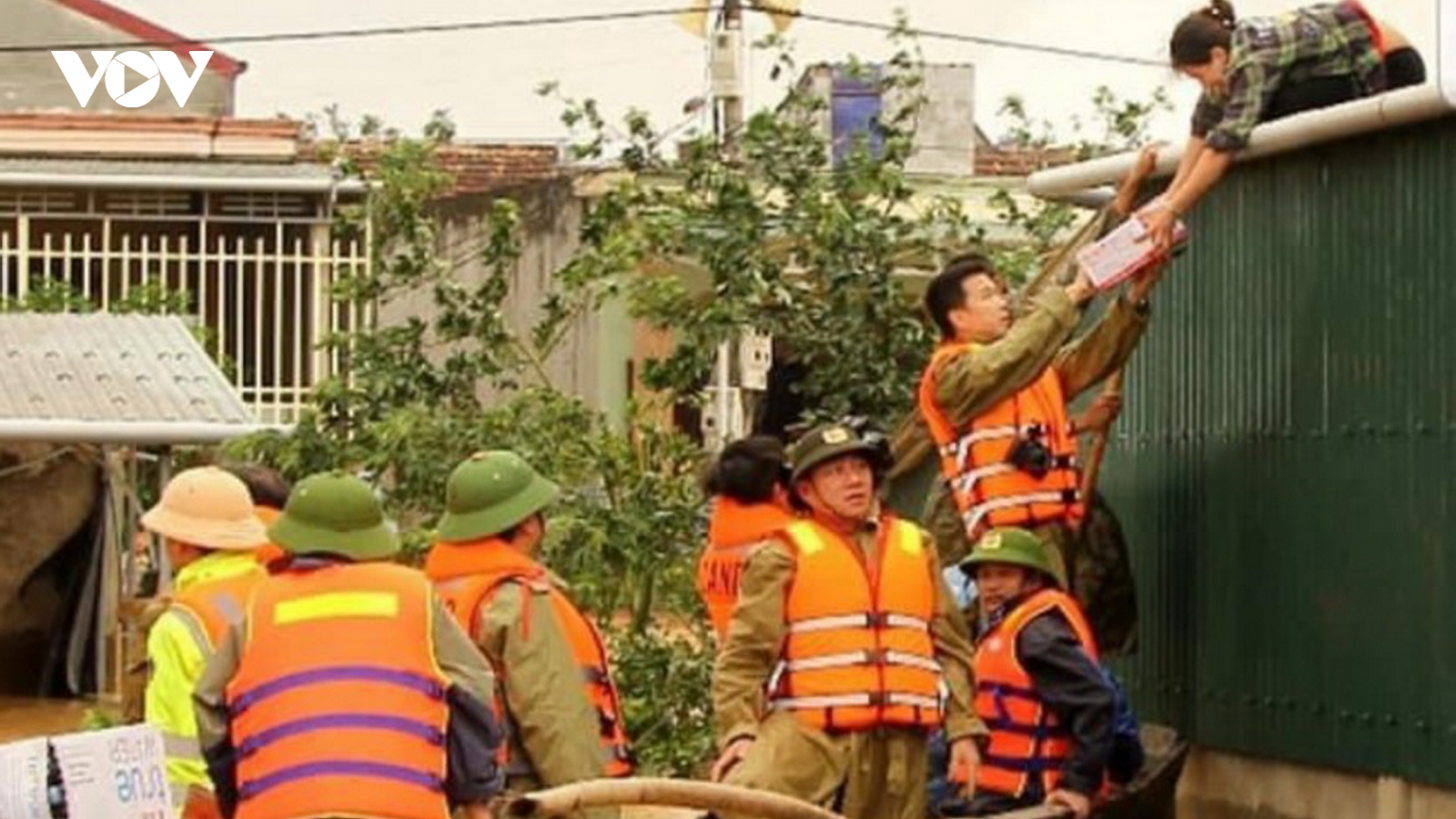 Quảng Bình có 96.500 nhà dân bị ngập, 12 sản phụ sắp sinh được đưa đến bệnh viện an toàn