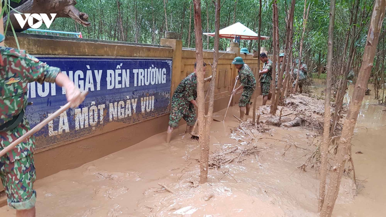 Quân và dân tỉnh Quảng Trị dọn dẹp trường học sau mưa lũ