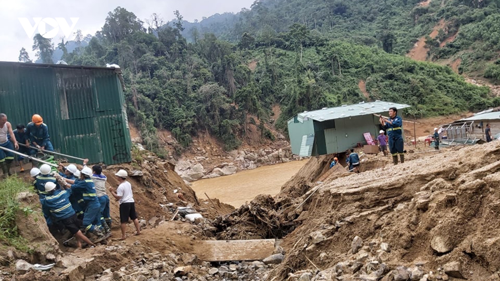 Quảng Nam lo cứu tế lương thực vùng bị chia cắt dài ngày ở Phước Sơn