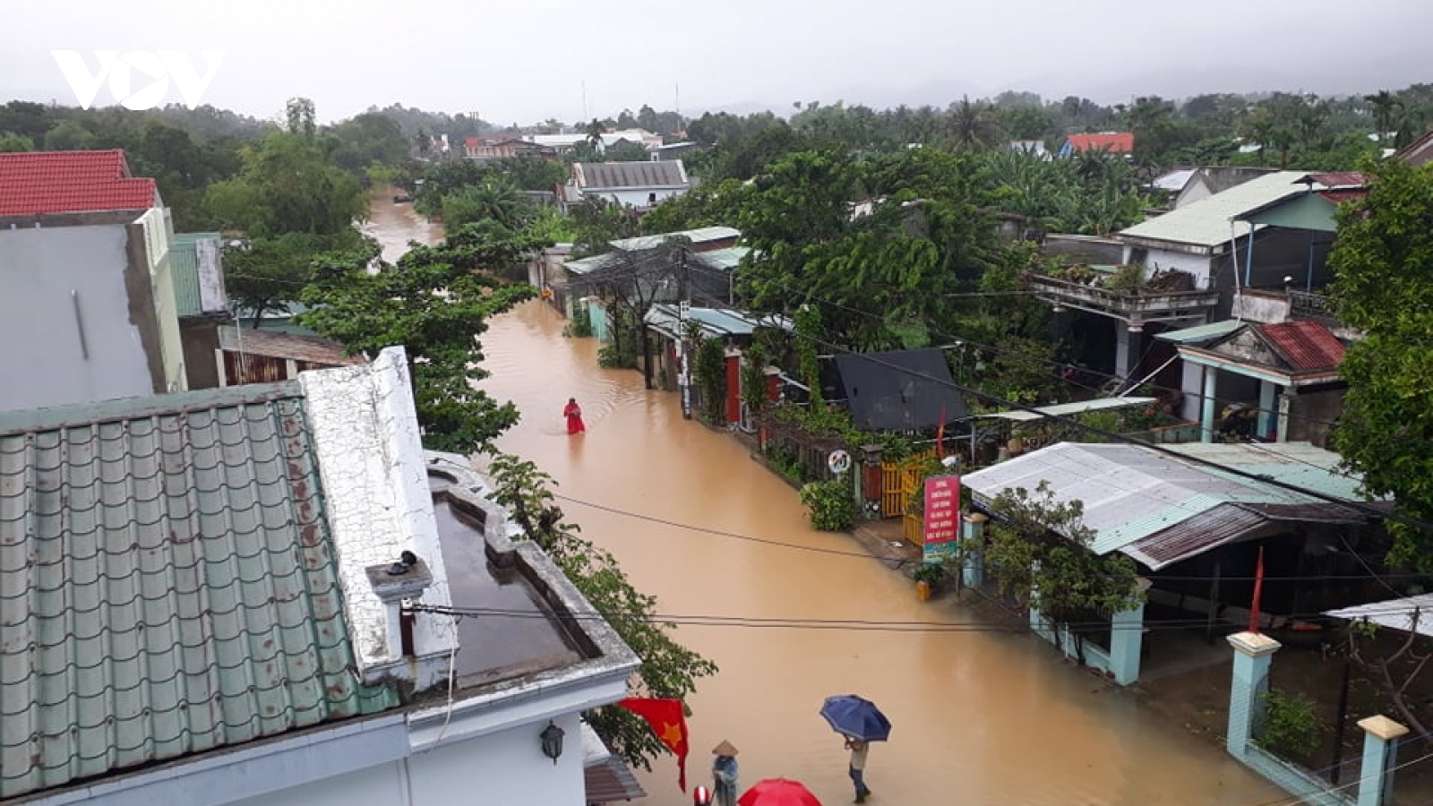 Người dân vùng "rốn lũ" miền Trung tiếp tục gồng mình chống chọi với lũ dữ