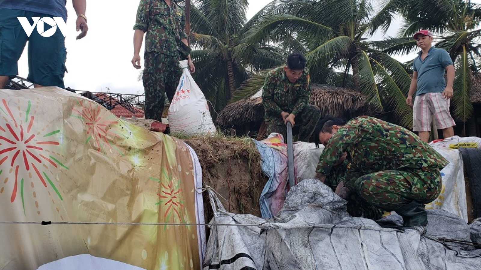Quảng Nam: Bộ đội khẩn trương giúp dân ứng phó với bão lũ