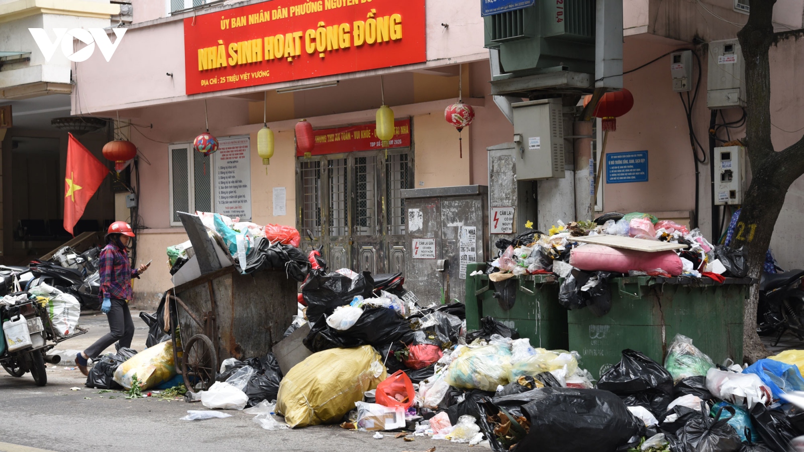 Hà Nội ngập rác khi dân chặn xe vào bãi rác Nam Sơn