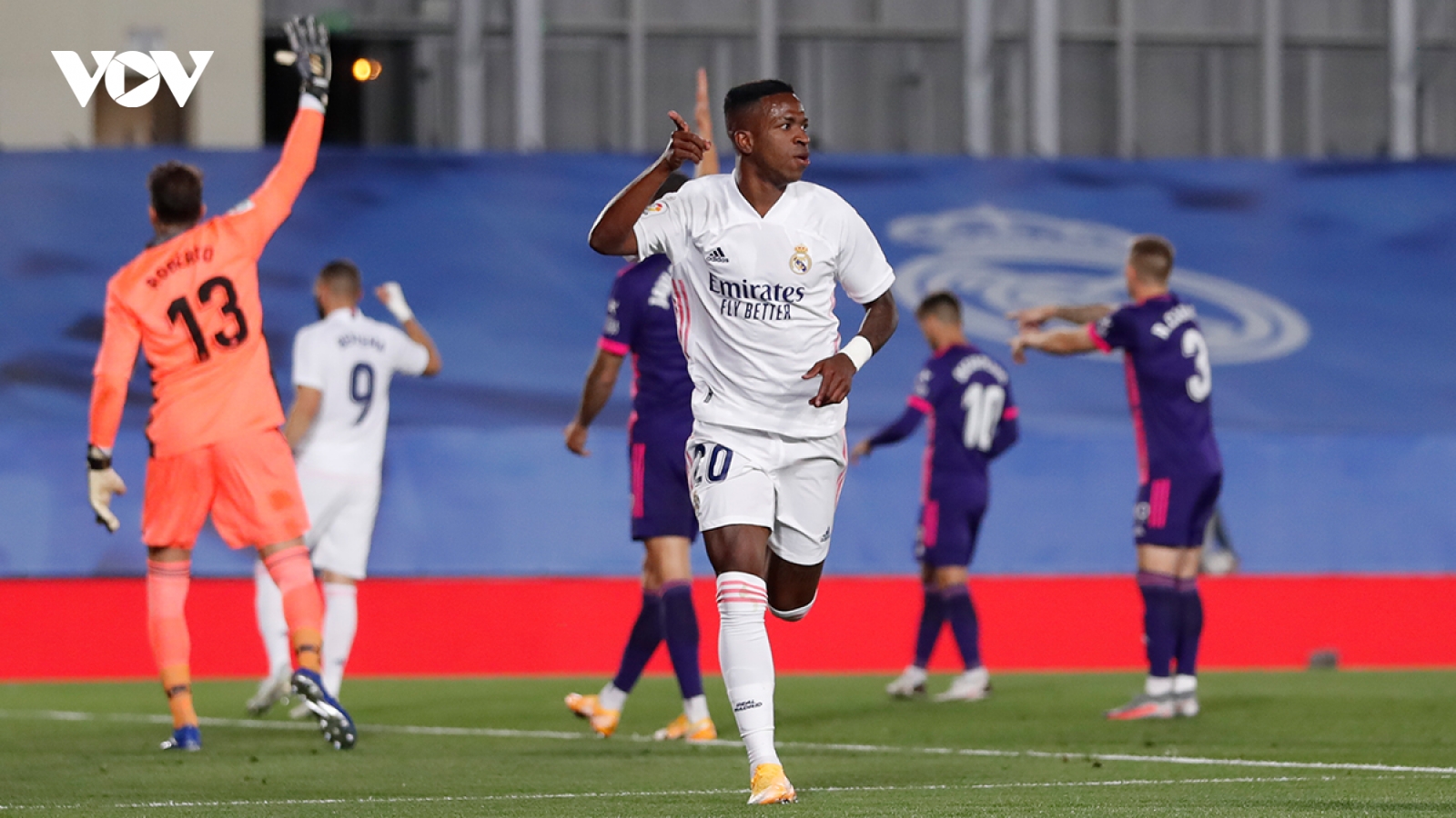 Đánh bại Valladolid, Real Madrid hơn Barca 4 điểm