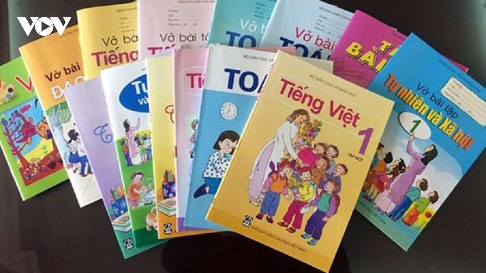 Chương trình lớp 1: Phụ huynh “đánh vật” học cùng con, giáo viên kêu quá tải