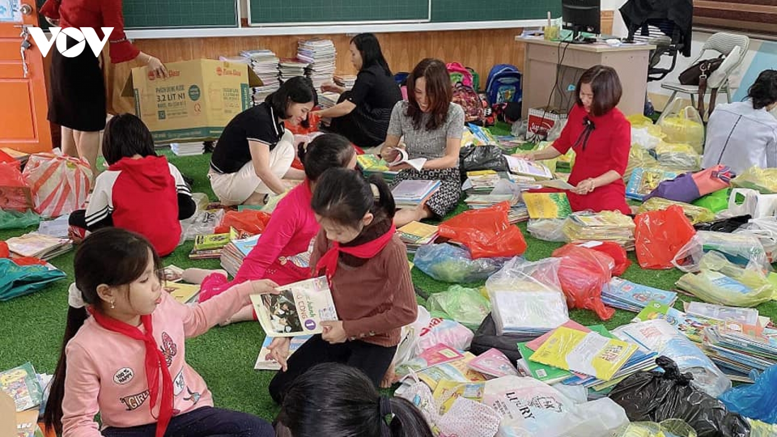 Học sinh Nghệ An quyên góp sách, vở gửi đến học sinh vùng tâm lũ
