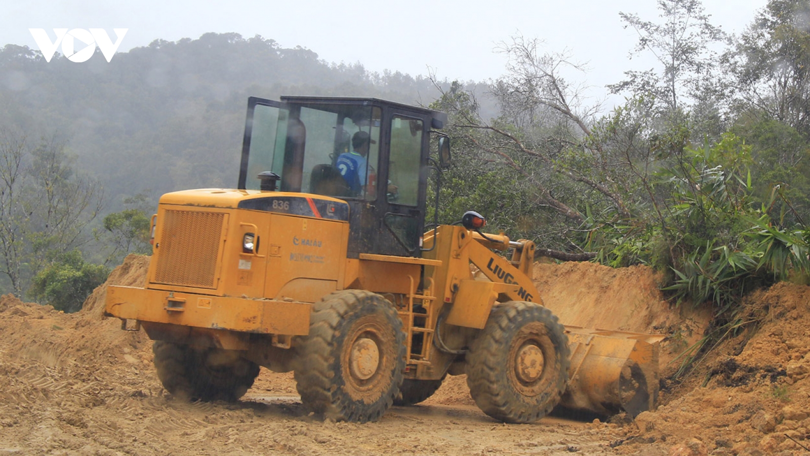 Nguy cơ xảy ra sạt lở, ách tắc trên nhiều tuyến tỉnh lộ ở Kon Tum