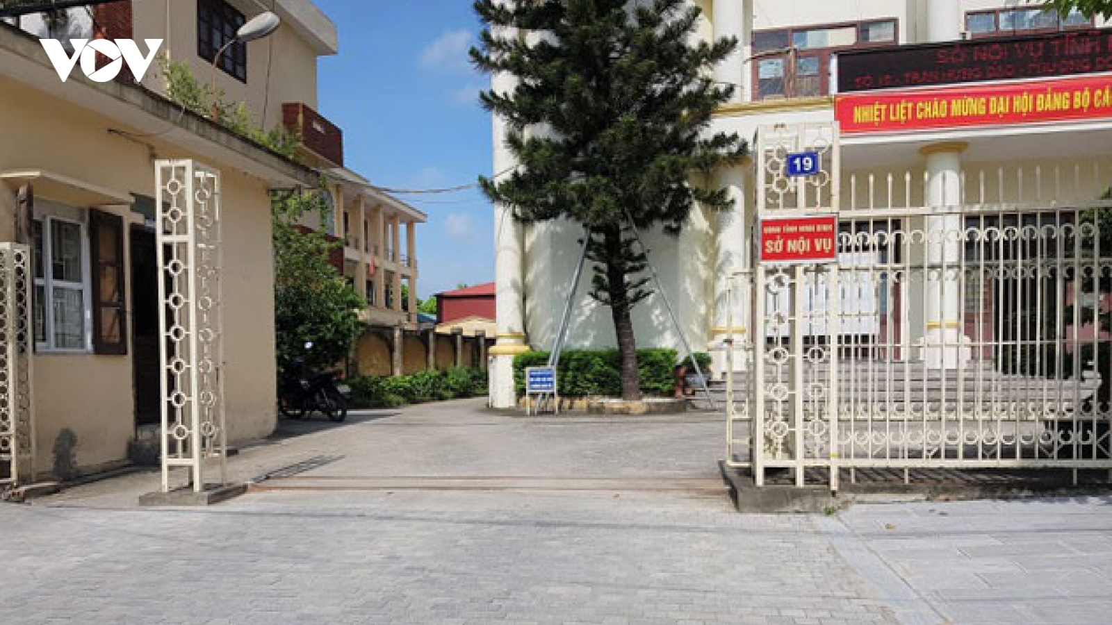 Vụ cán bộ lãnh đạo thi lại công chức: Có góc khuất trong công tác cán bộ?