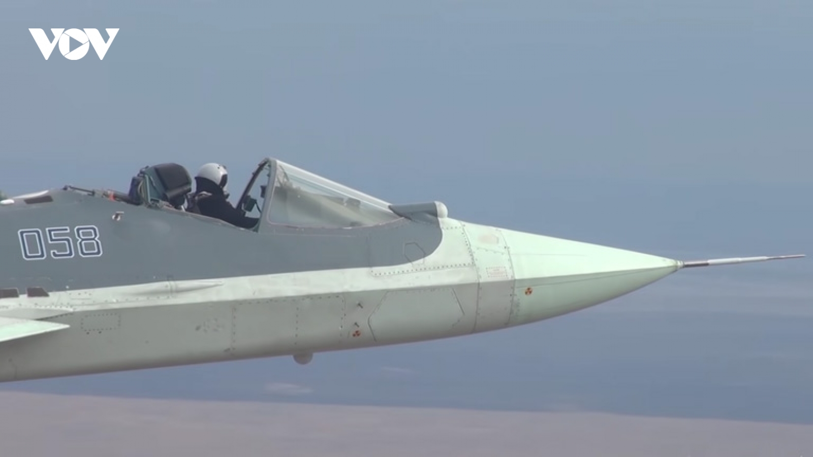 Xem phi công Nga lái siêu tiêm kích Su-57 mở buồng lái