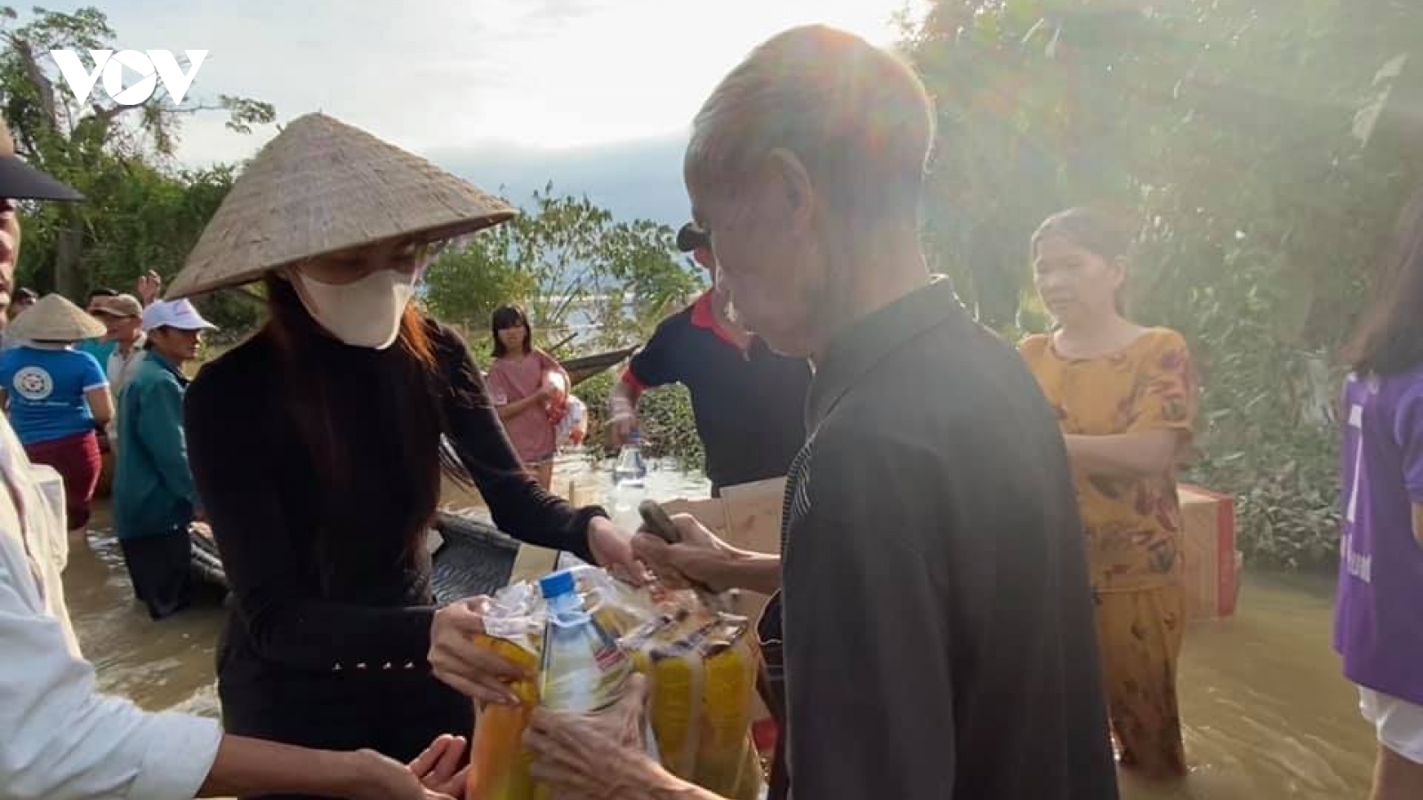 Thủy Tiên lội nước đi cứu trợ người dân vùng lũ ở Thừa Thiên Huế