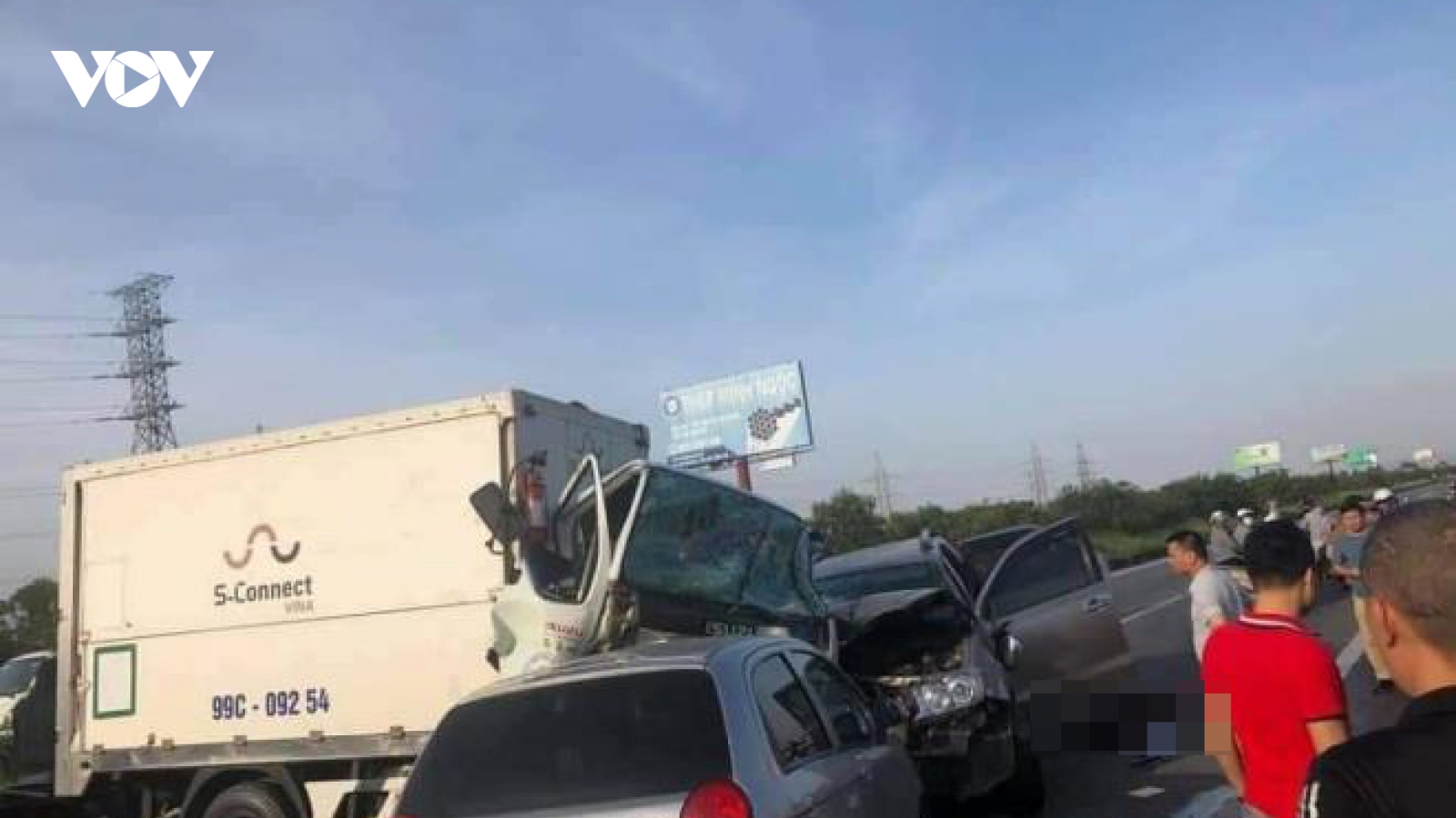 Ô tô lao qua dải phân cách cao tốc rồi đâm liên hoàn làm 2 người chết