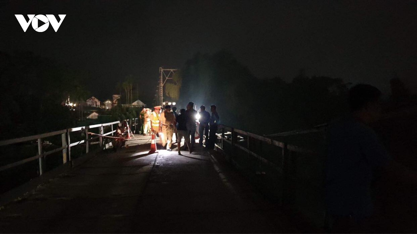 Hiện trường vụ xe 7 chỗ đâm xe máy rồi rơi xuống sông ở Nghệ An, 5 người tử vong