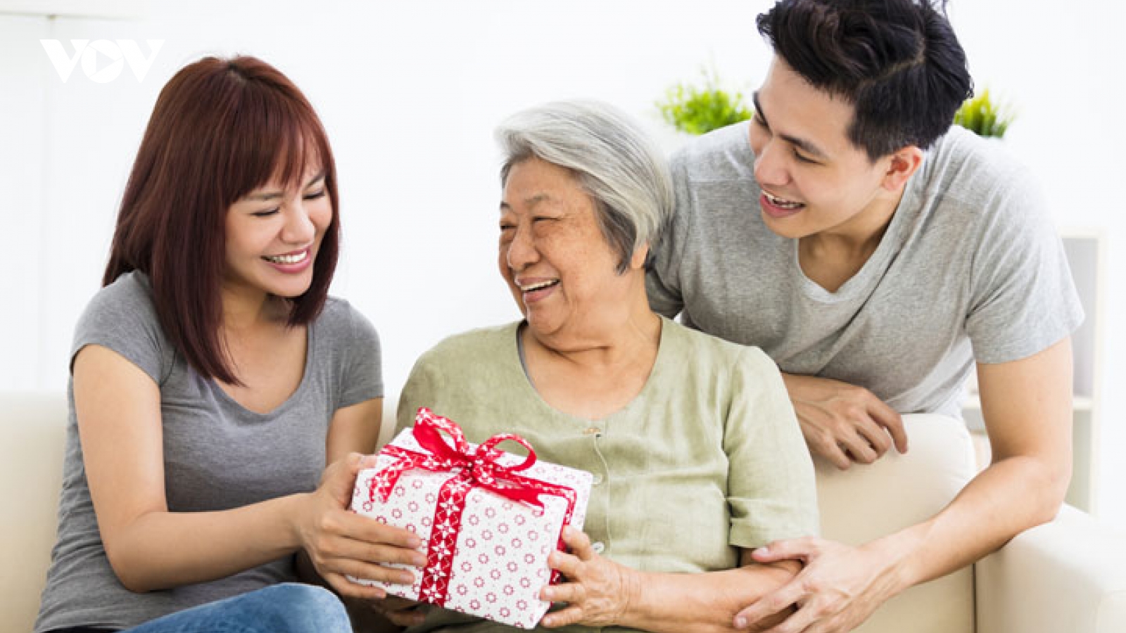 20/10 đừng quên gửi lời cảm ơn chân thành tới những người mẹ, người cả đời vì con
