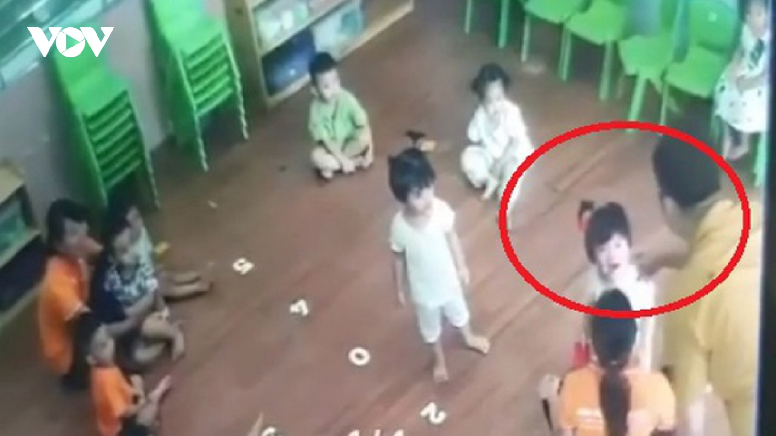 Nóng 24h: Người tát bé gái 2 tuổi ở Lào Cai làm việc với công an