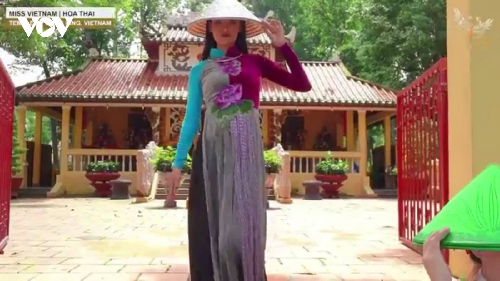 Thái Thị Hoa múa nón trong phần thi tài năng tại Miss Earth 2020