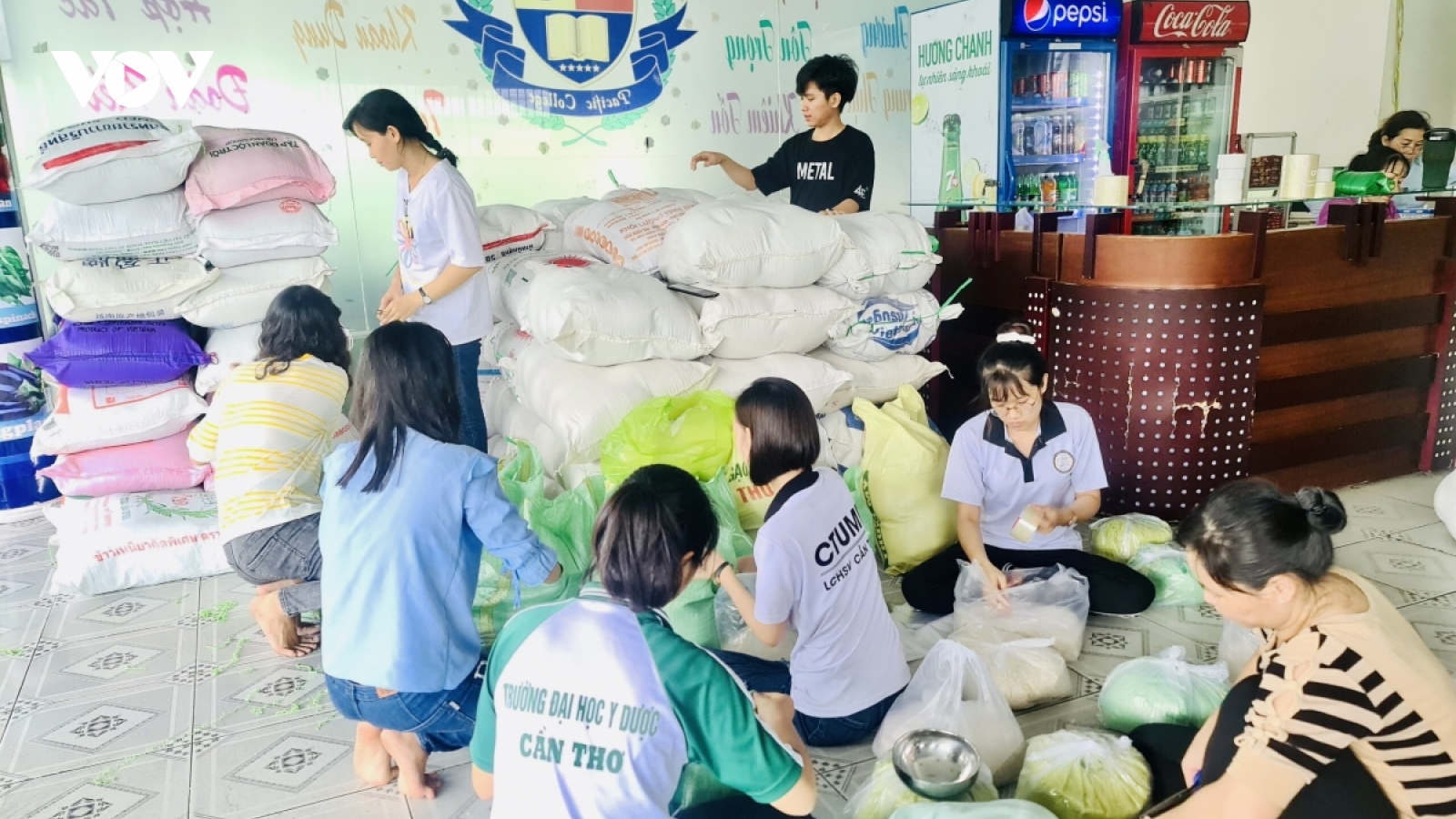 Các đoàn cứu trợ ùn ùn về Hà Tĩnh, lo ngại phân phối không đều