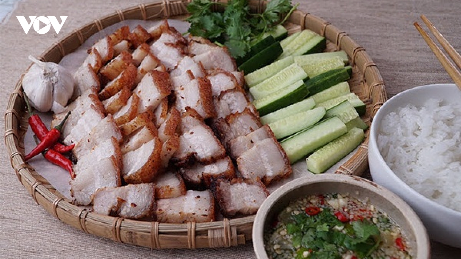 Hướng dẫn làm thịt chiên giòn kiểu Thái cùng nước chấm ngon đậm đà