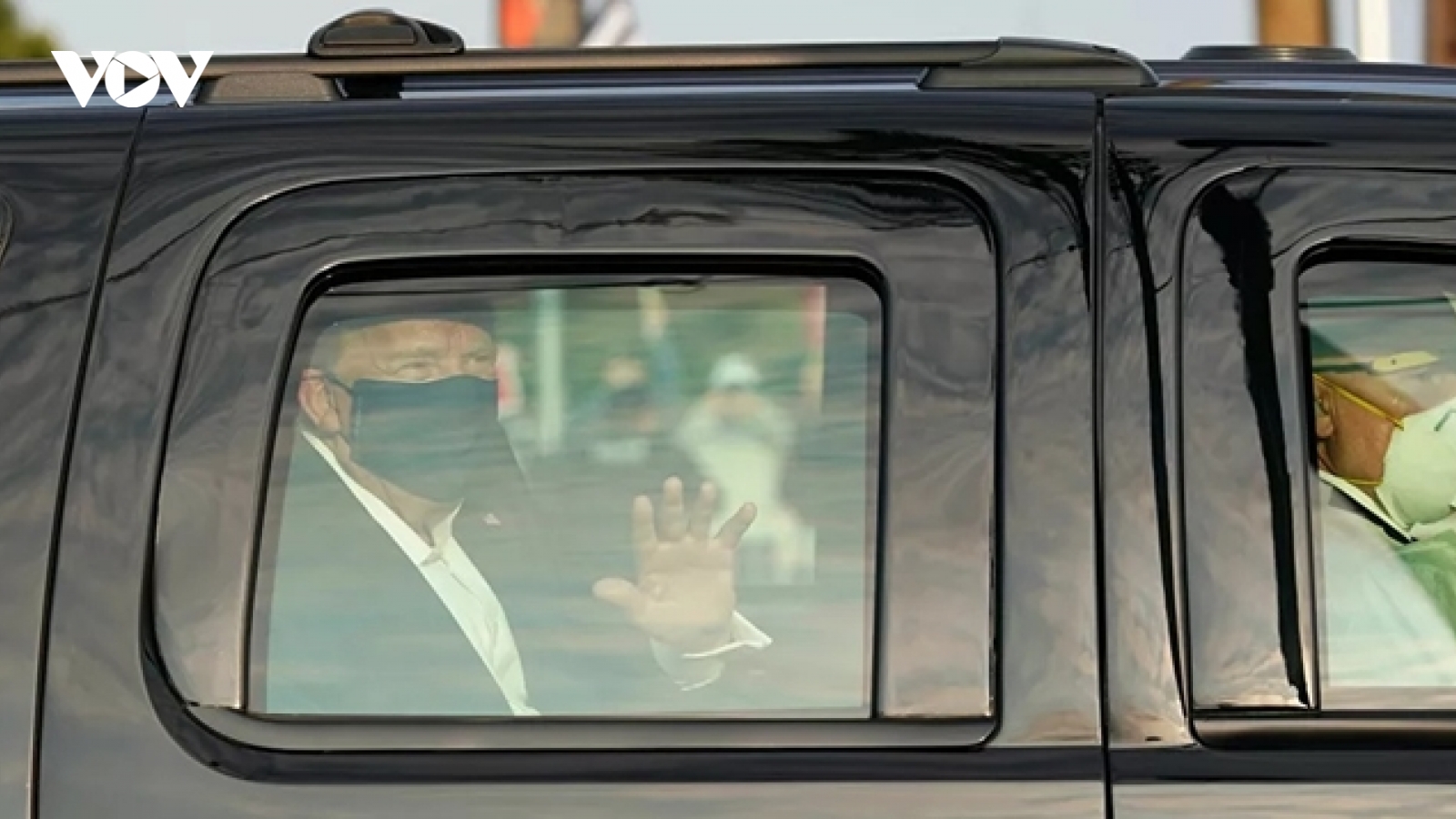 Tổng thống Trump bất ngờ xuất hiện trước công chúng, vẫy tay chào người ủng hộ