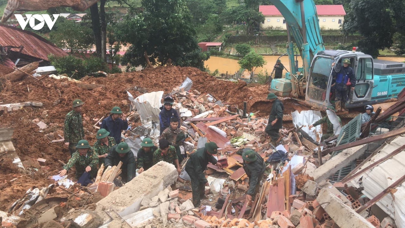 Bộ đội bắt đầu đào bới tìm kiếm 22 người bị vùi lấp ở Quảng Trị
