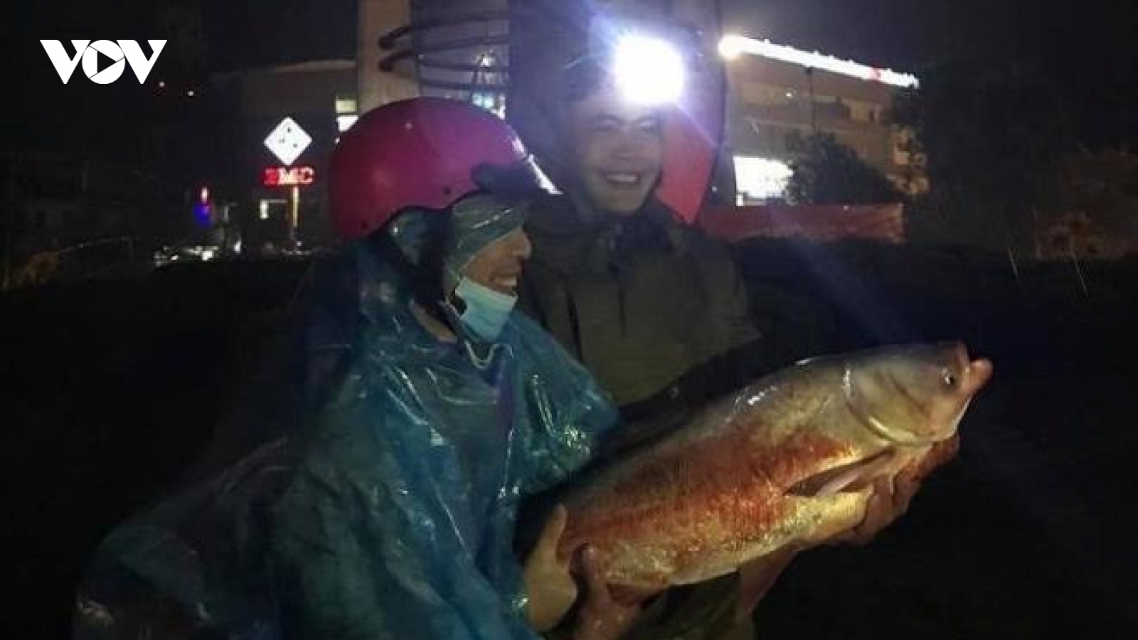 Phố biến thành "sông", người Hà Tĩnh ra đường bắt cá trong đêm