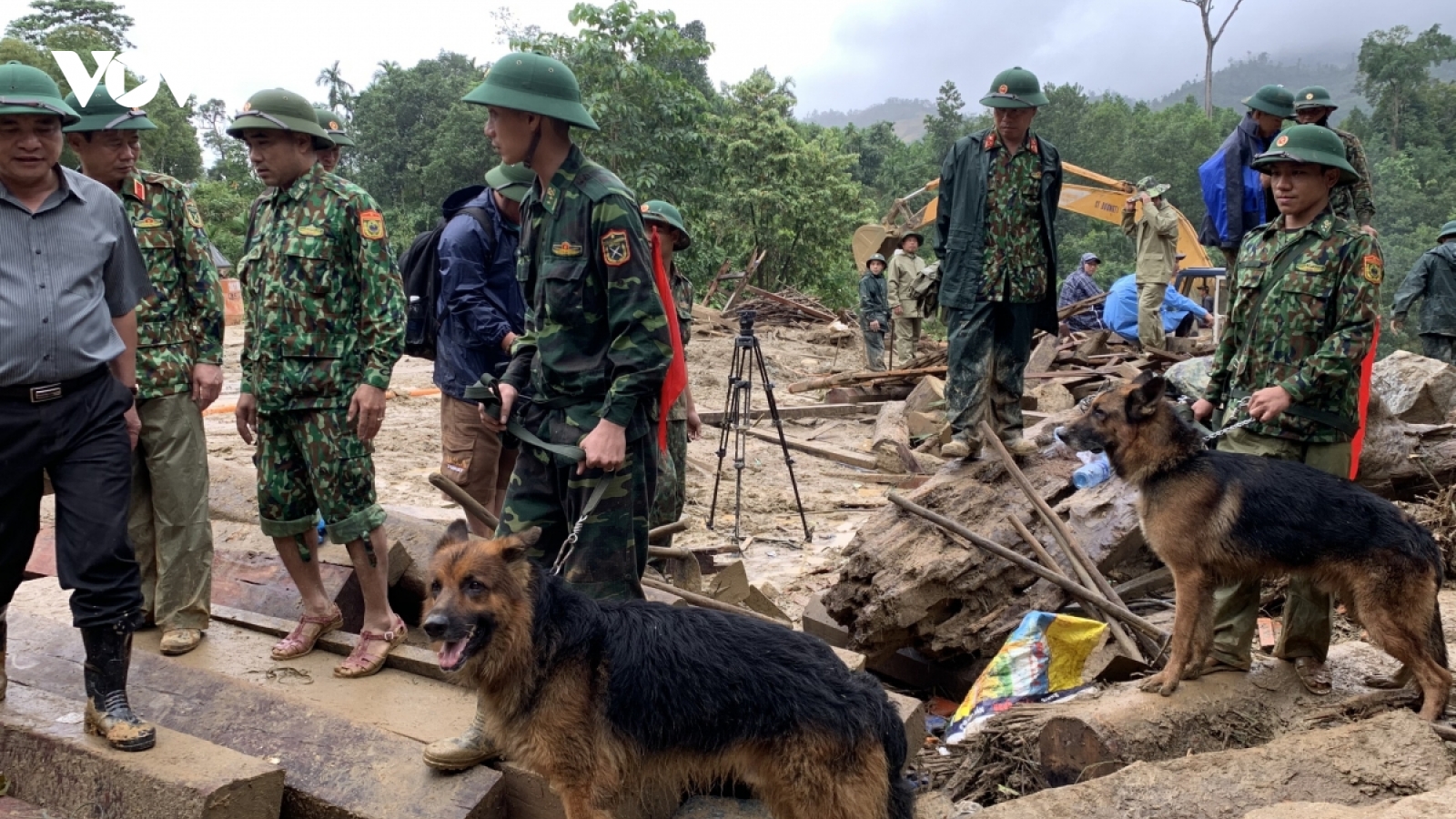 Hàng trăm người đội mưa, lội bùn tìm nạn nhân ở Trà Leng