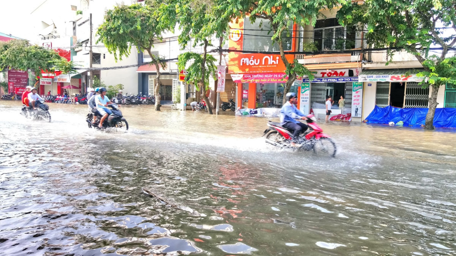 Nhiều giải pháp bảo đảm trật tự ATGT khi triều cường dâng cao ở Cần Thơ