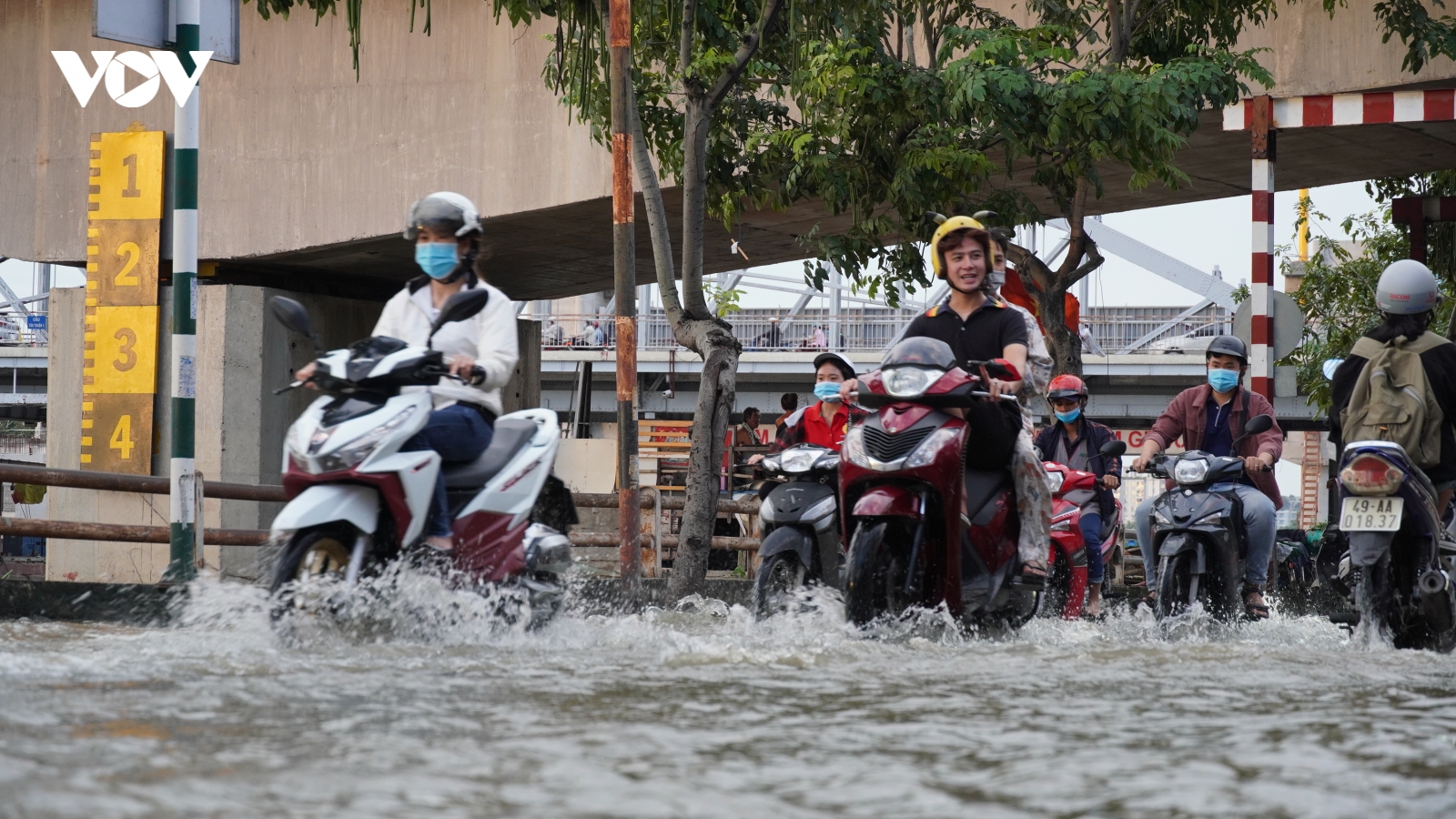 Triều cường đạt đỉnh, nhiều tuyến đường, nhà dân ở TPHCM ngập nặng
