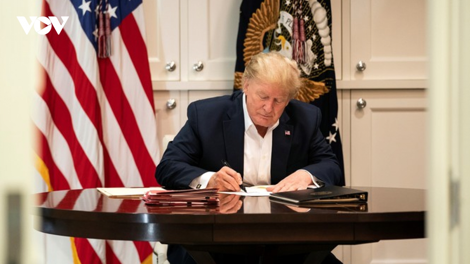 Nhà Trắng công bố hình ảnh Tổng thống Trump làm việc trong bệnh viện