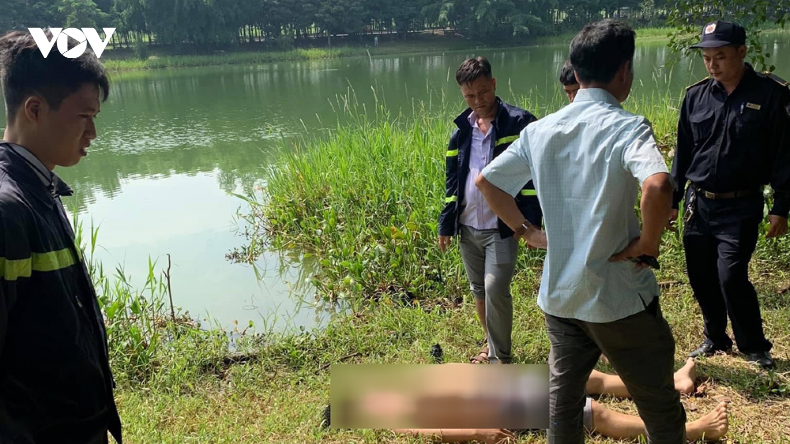 Bơi ra hồ nước trong công viên lượm đồ chơi, một người chết đuối