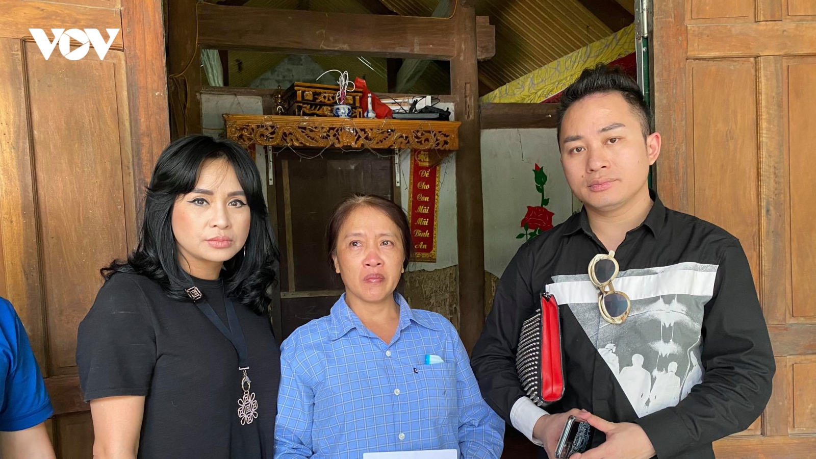 Tùng Dương - Thanh Lam nghẹn ngào tới thăm người dân vùng lũ Hà Tĩnh