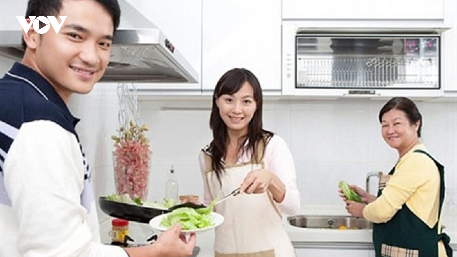 Mẹ chồng - nàng dâu lục đục phân nửa là do đâu?
